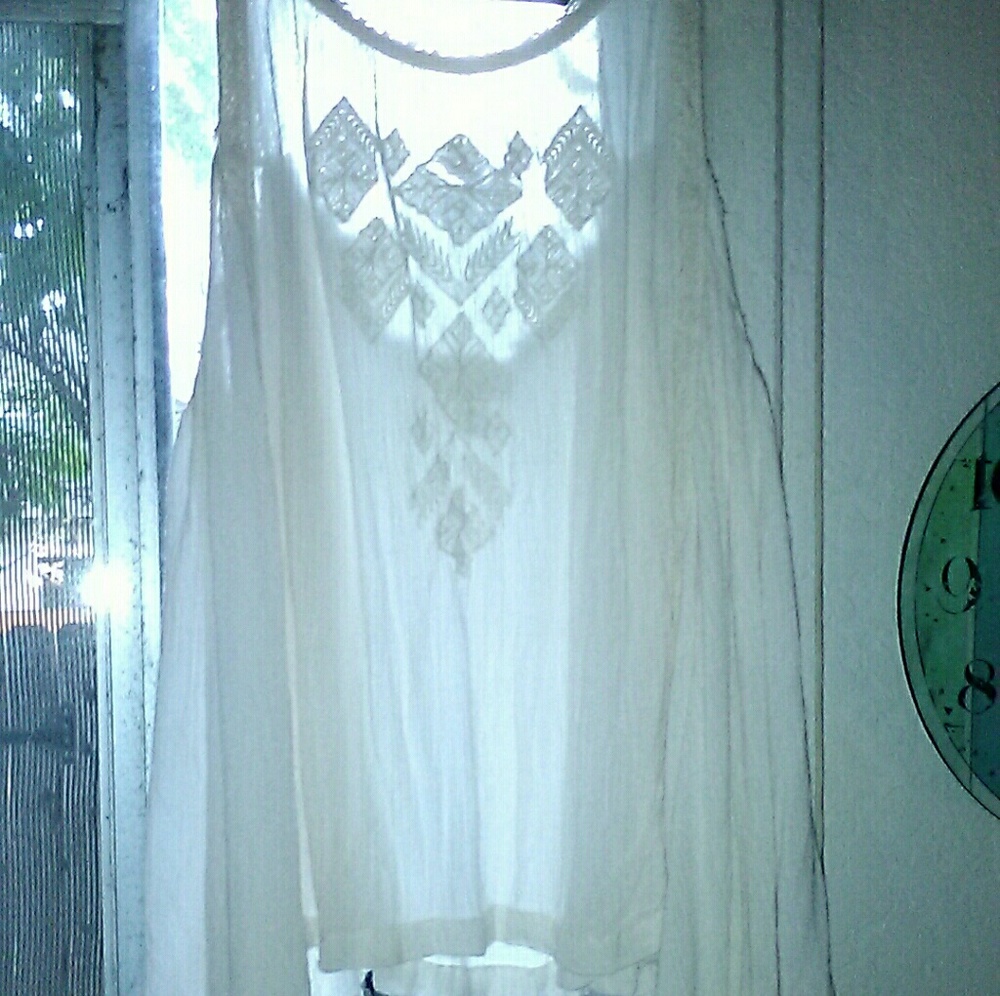 Beautiful Billabong asymmetrical embroidered tank